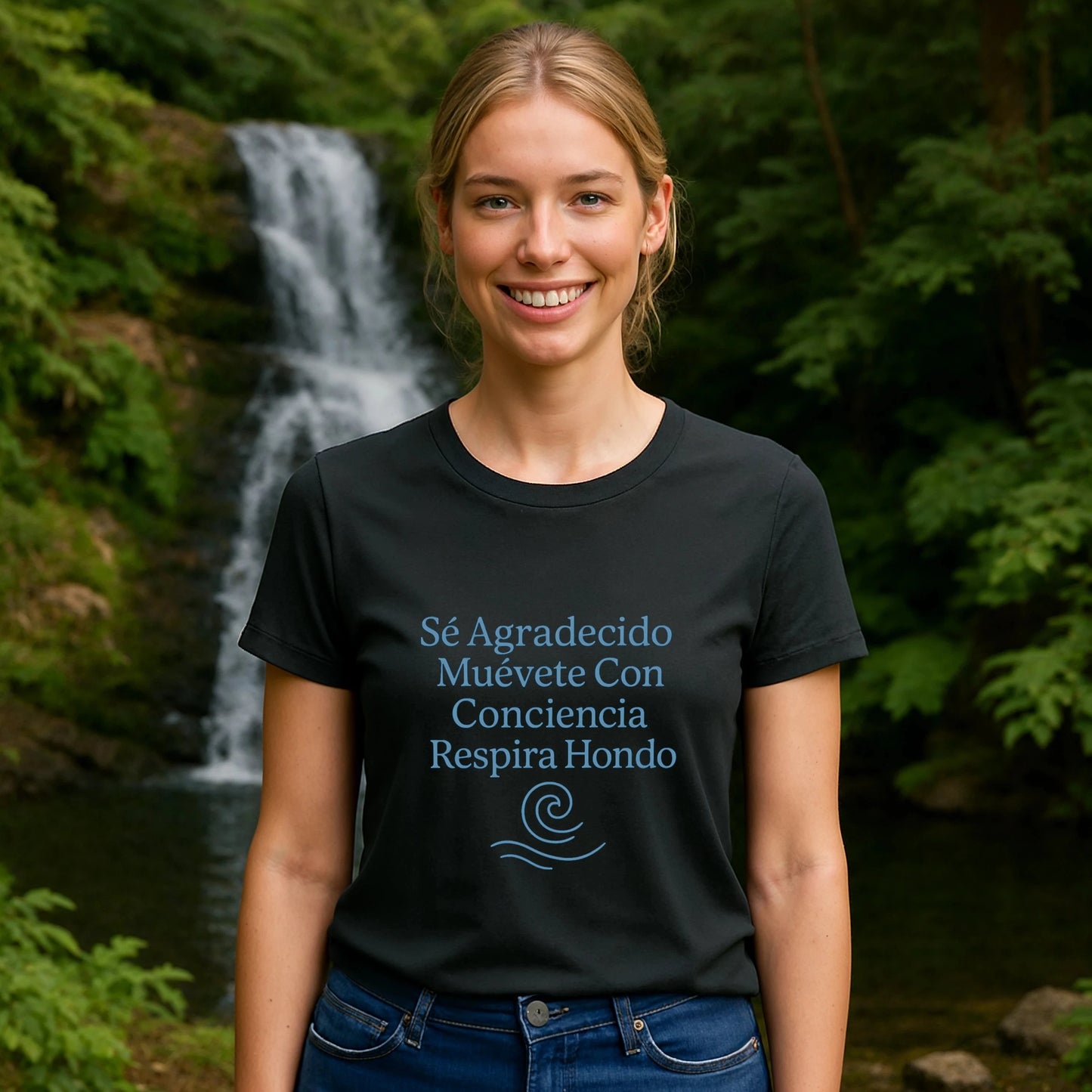 Alt Tag: Yoga Orgánica 100% Organic Cotton T-Shirt camiseta de algodón orgánico con texto “Sé Agradecido”, mujer frente a cascada