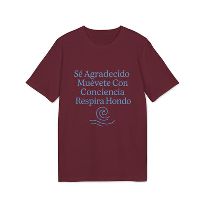 Yoga Orgánica 100% Organic Cotton T-Shirt camiseta burdeos con texto “Sé Agradecido, Muévete Con Conciencia, Respira Hondo”