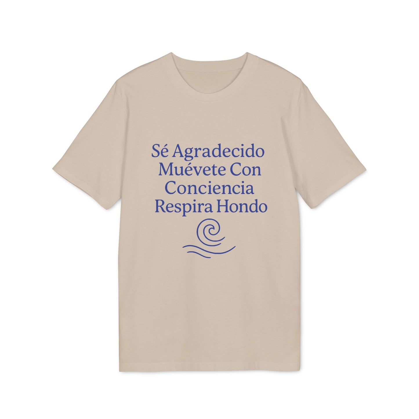 Yoga Orgánica 100% Organic Cotton T-Shirt beige con texto “Sé Agradecido Muévete Con Conciencia Respira Hondo” y gráfico de ola