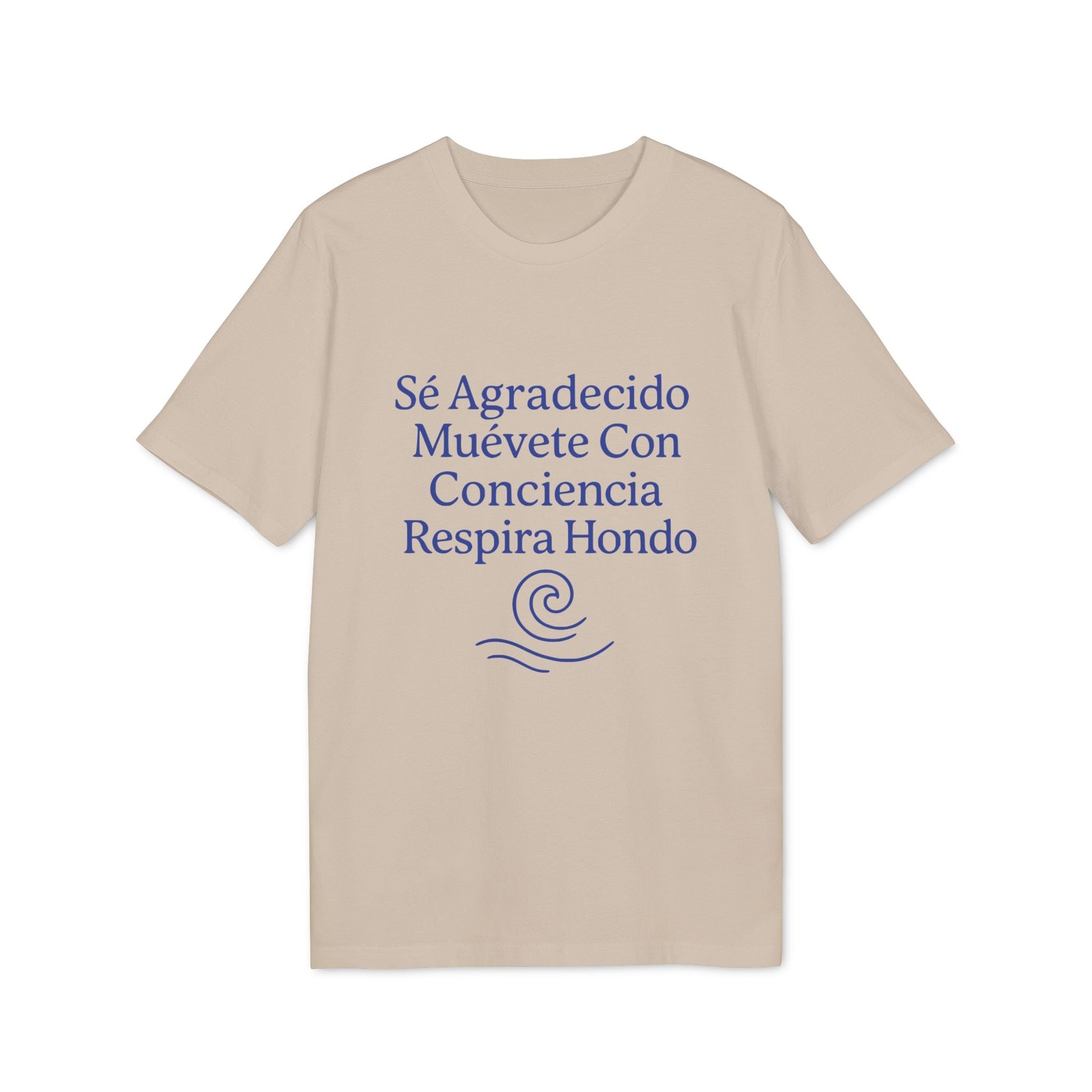 Yoga Orgánica 100% Organic Cotton T-Shirt beige con texto “Sé Agradecido Muévete Con Conciencia Respira Hondo” y gráfico de ola
