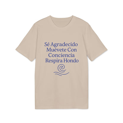 Yoga Orgánica 100% Organic Cotton T-Shirt beige con texto “Sé Agradecido Muévete Con Conciencia Respira Hondo” y gráfico de ola