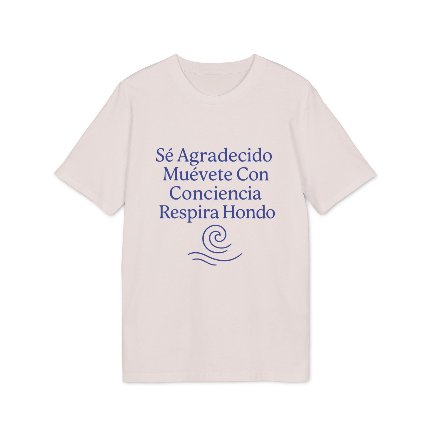 Alt Tag: Yoga Orgánica 100% Organic Cotton T-Shirt beige con texto azul “Sé Agradecido, Muévete Con Conciencia, Respira Hondo”