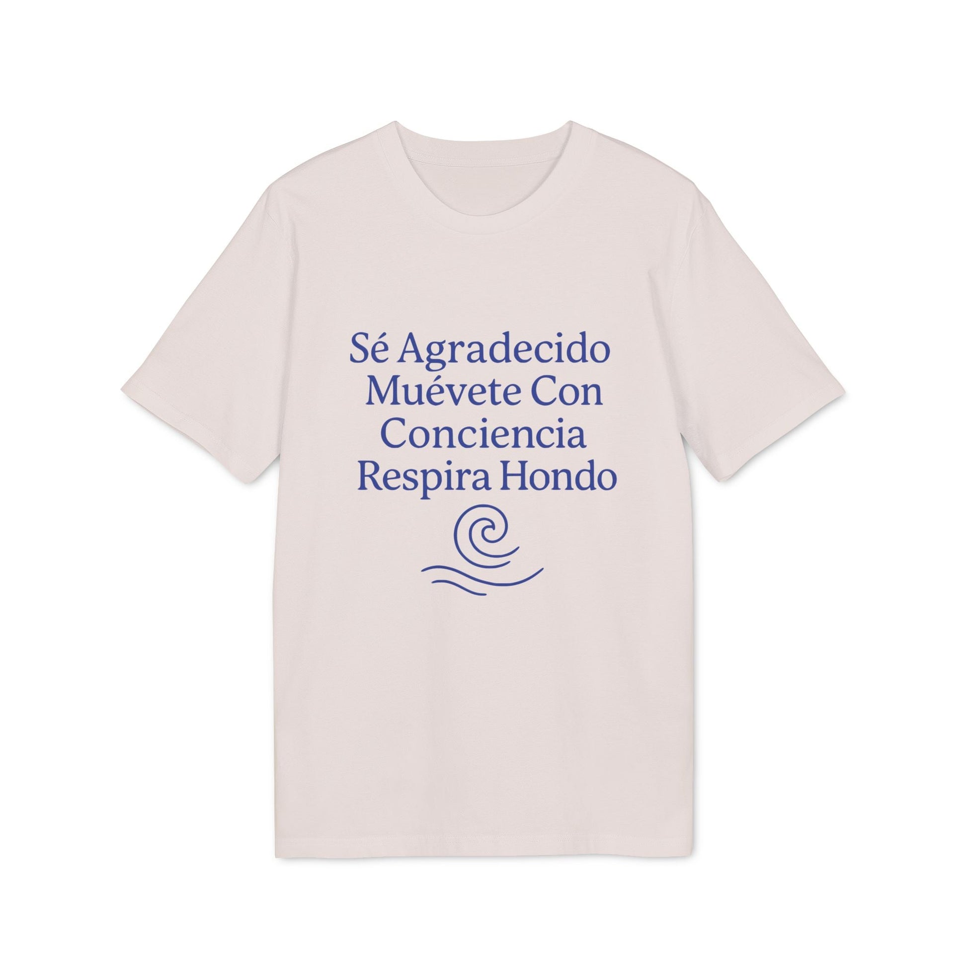 Alt Tag: Yoga Orgánica 100% Organic Cotton T-Shirt beige con texto azul “Sé Agradecido, Muévete Con Conciencia, Respira Hondo”