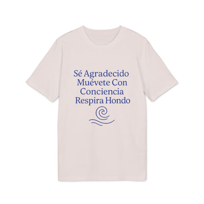 Alt Tag: Yoga Orgánica 100% Organic Cotton T-Shirt beige con texto azul “Sé Agradecido, Muévete Con Conciencia, Respira Hondo”