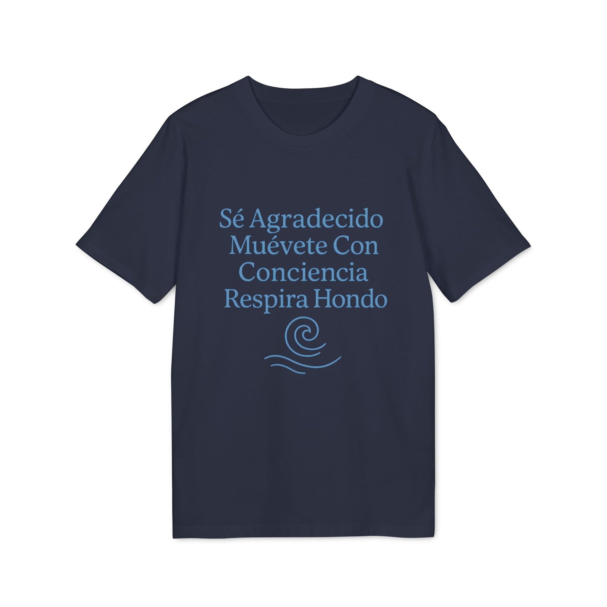 Alt Tag: Yoga Orgánica 100% Organic Cotton T-Shirt camiseta azul marino con frase “Sé Agradecido Muévete Con Conciencia Respira Hondo”