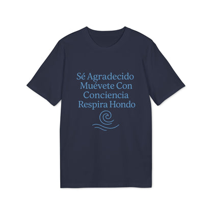 Alt Tag: Yoga Orgánica 100% Organic Cotton T-Shirt camiseta azul marino con frase “Sé Agradecido Muévete Con Conciencia Respira Hondo”