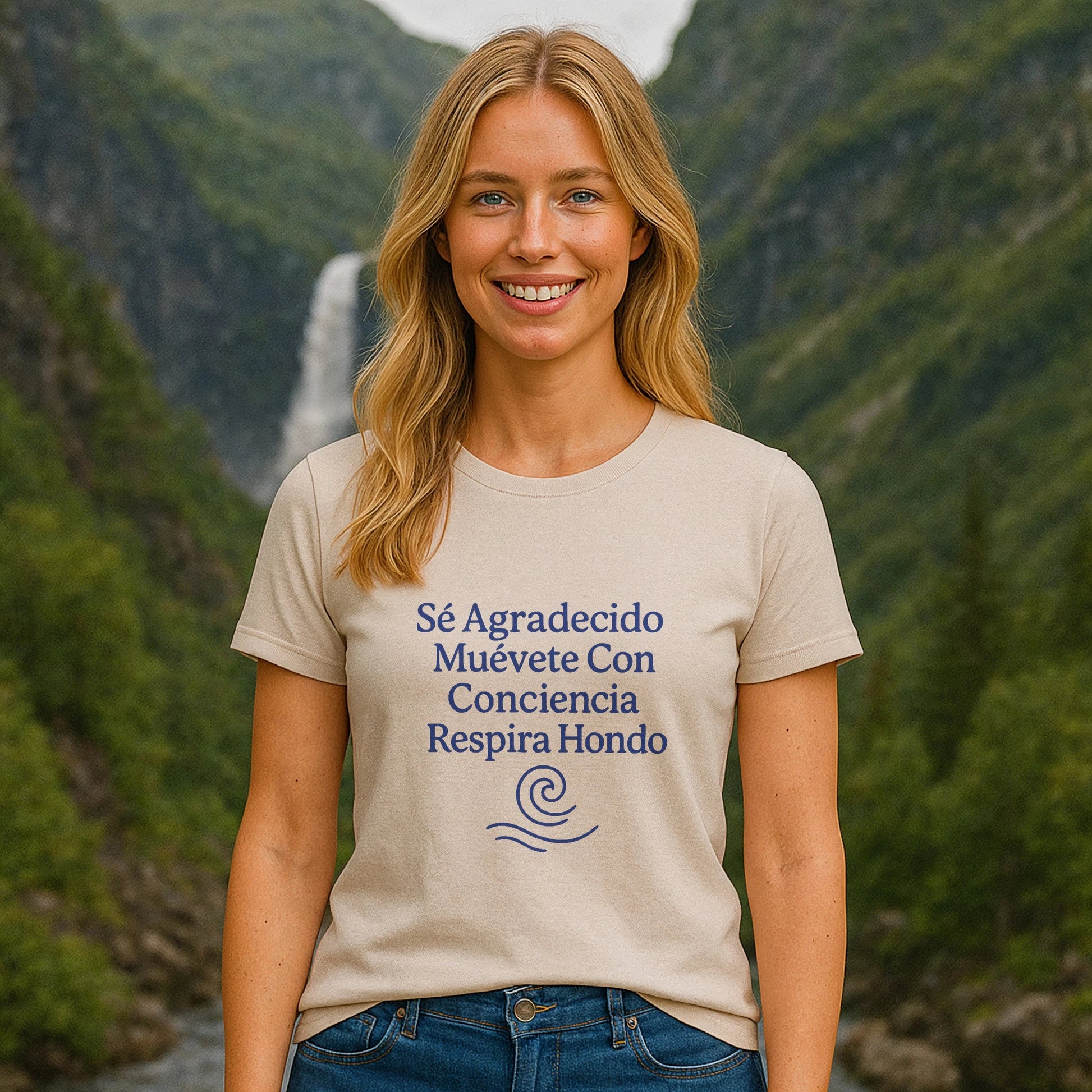 Alt Tag: Mujer usando Yoga Orgánica 100% Organic Cotton T-Shirt beige con frase “Sé Agradecido Muévete Con Conciencia Respira Hondo”