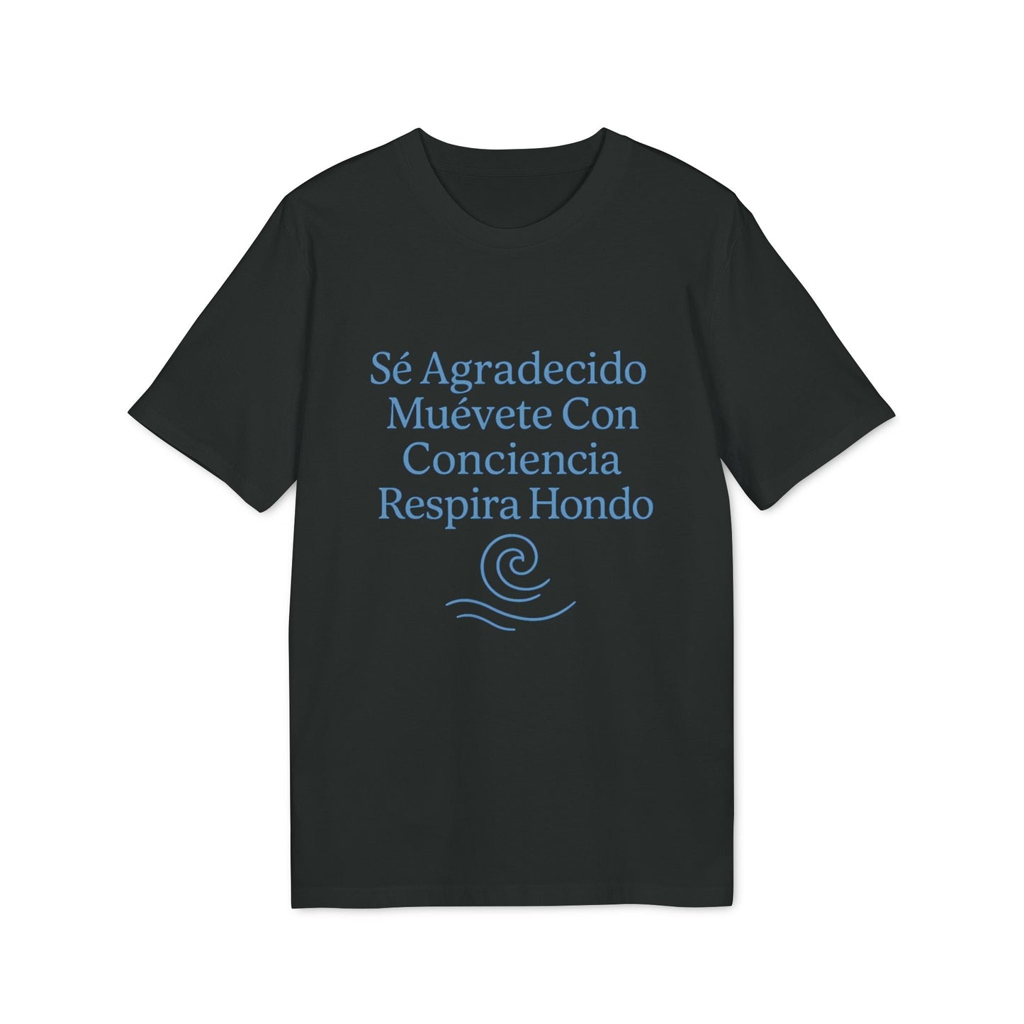 Yoga Orgánica 100% Organic Cotton T-Shirt negra con texto “Sé Agradecido, Muévete Con Conciencia, Respira Hondo” y gráfico de ola