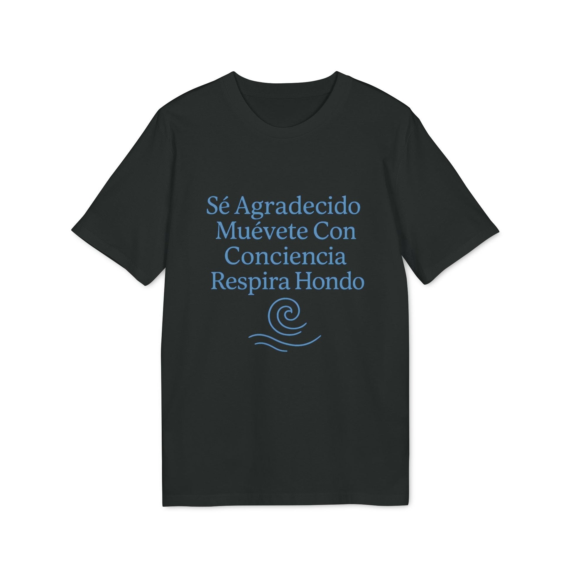 Yoga Orgánica 100% Organic Cotton T-Shirt negra con texto “Sé Agradecido, Muévete Con Conciencia, Respira Hondo” y gráfico de ola