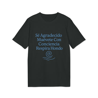 Yoga Orgánica 100% Organic Cotton T-Shirt negra con texto “Sé Agradecido, Muévete Con Conciencia, Respira Hondo” y gráfico de ola