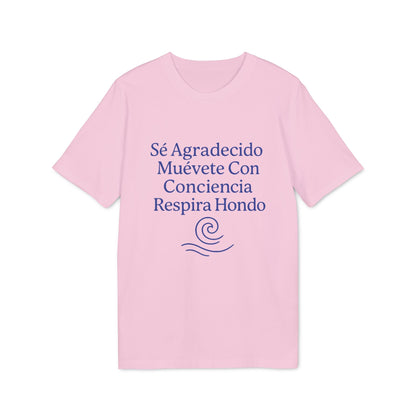 Yoga Orgánica 100% Organic Cotton T-Shirt rosa con texto “Sé Agradecido Muévete Con Conciencia Respira Hondo” en el frente