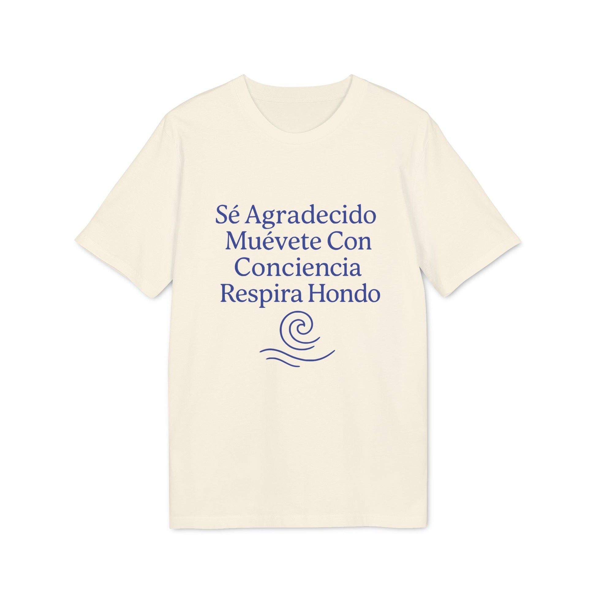 Alt Tag: Yoga Orgánica 100% Organic Cotton T-Shirt camiseta crema de algodón orgánico con texto “Sé Agradecido Muévete Con Conciencia Respira Hondo”