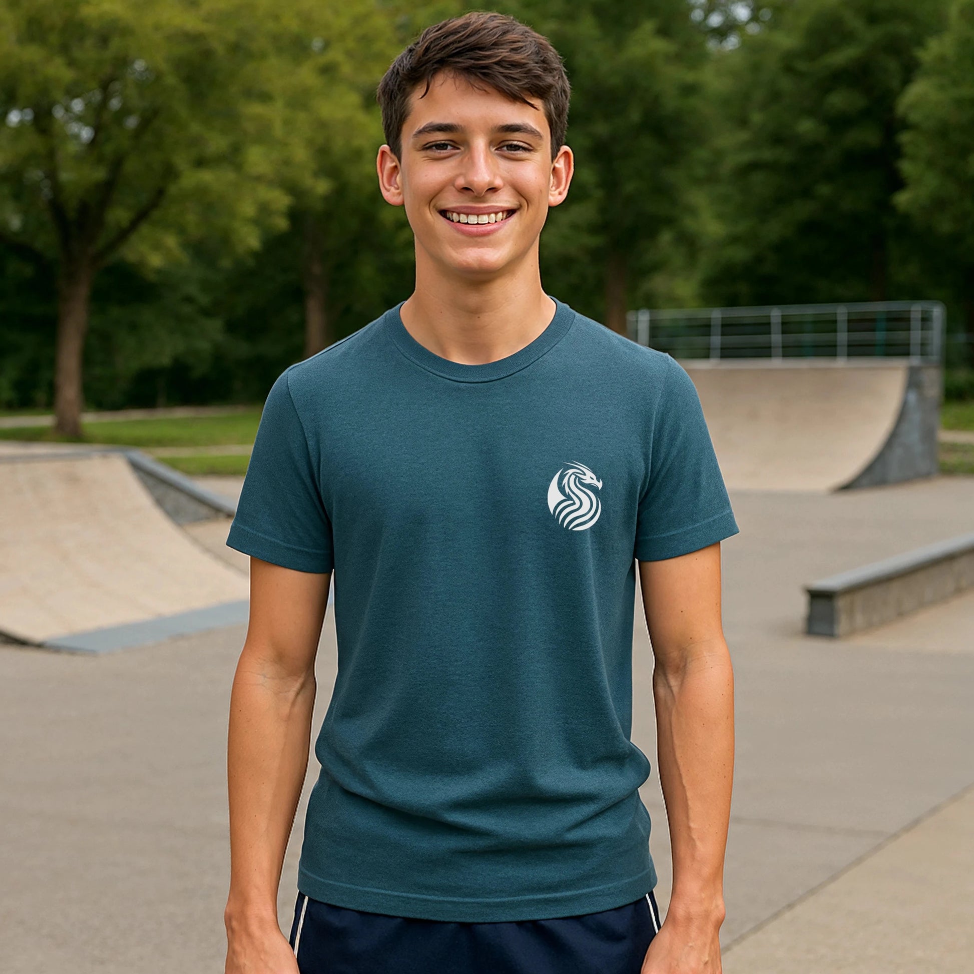 Young Dragon Premium Unisex T-Shirt en modelo, camiseta azul petróleo con logo de dragón, ajuste unisex, foto en skatepark al aire libre