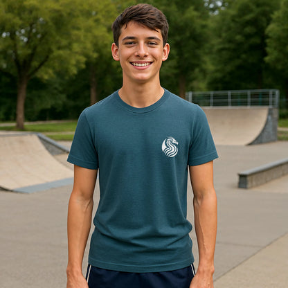 Young Dragon Premium Unisex T-Shirt en modelo, camiseta azul petróleo con logo de dragón, ajuste unisex, foto en skatepark al aire libre
