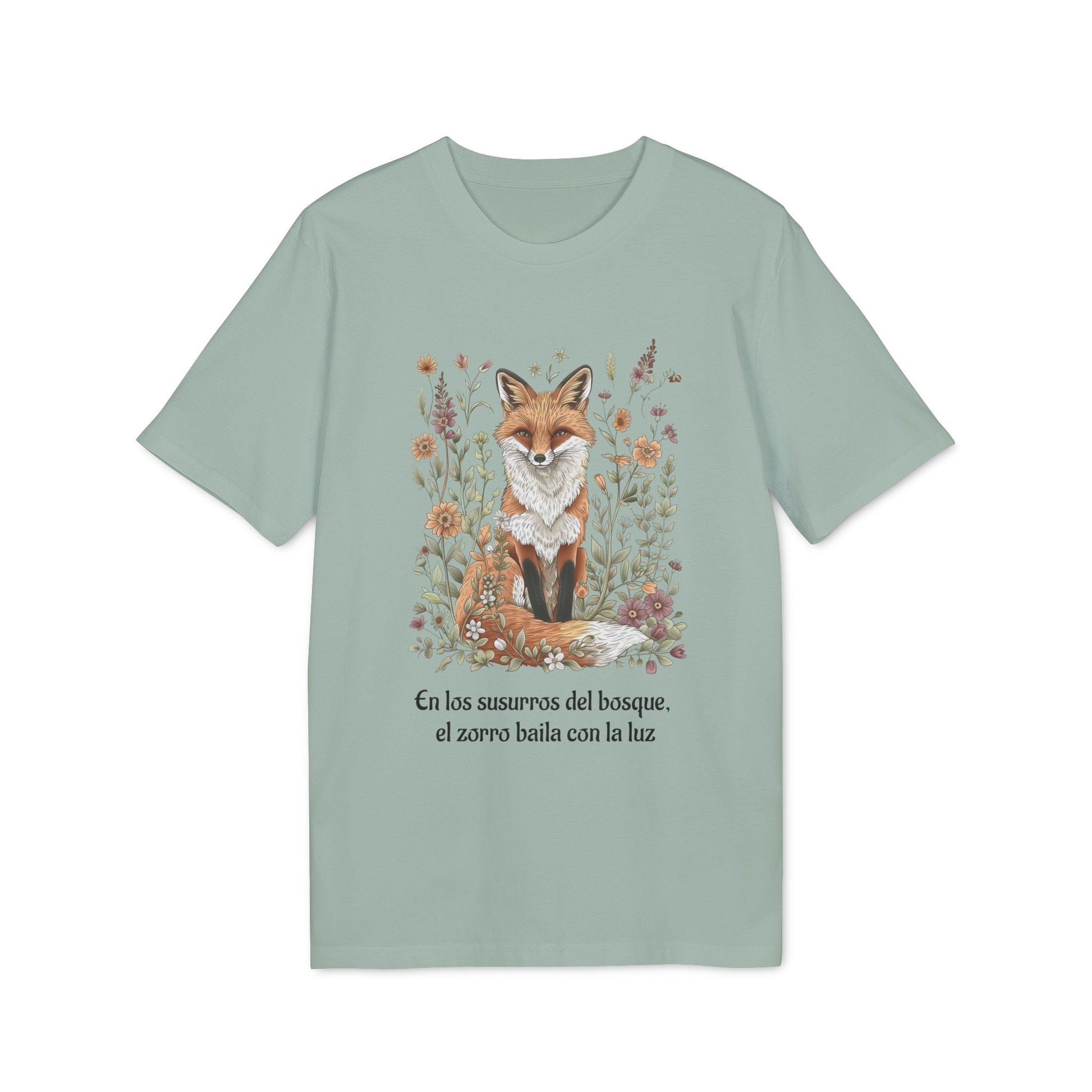 Alt Tag: Zorro Espiritual Orgánica Consciente Premium Unisex T-Shirt camiseta unisex verde salvia con zorro y flores, frase “En los susurros del bosque”