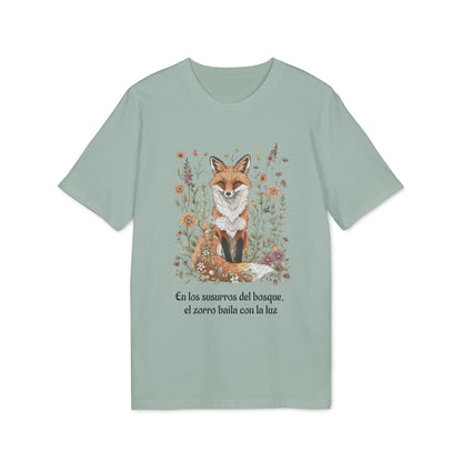 Alt Tag: Zorro Espiritual Orgánica Consciente Premium Unisex T-Shirt camiseta unisex verde salvia con zorro y flores, frase “En los susurros del bosque”
